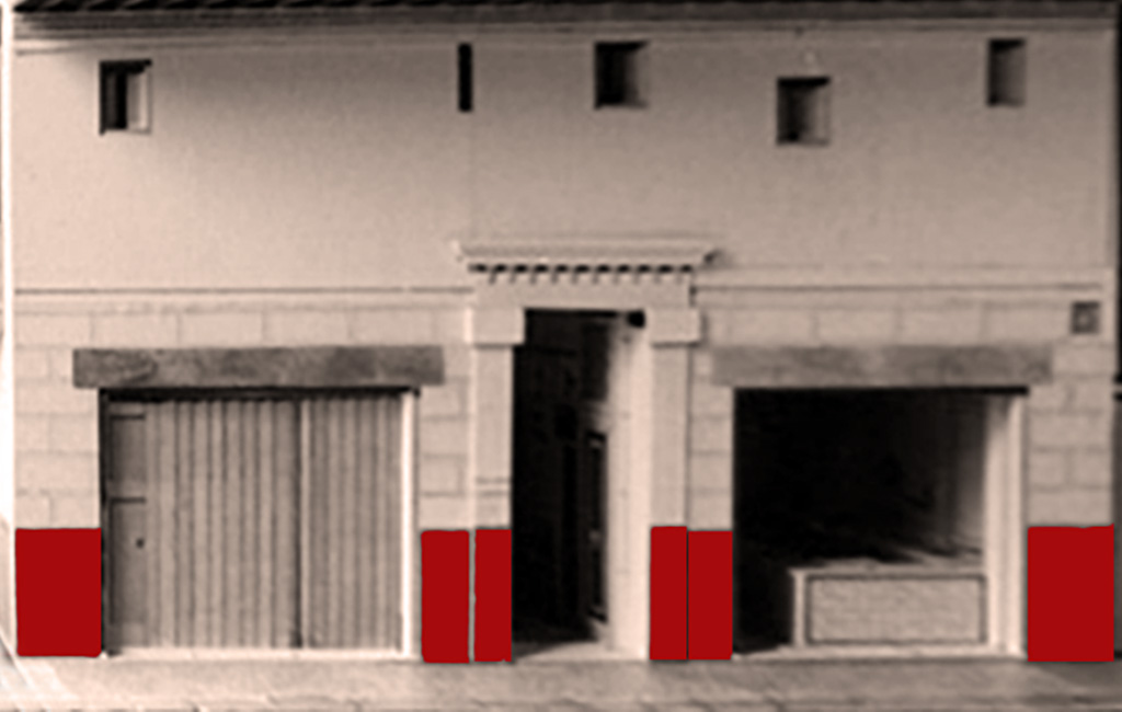 VI.8.5 Pompeii. July 2010. Reconstruction of house front with shops VI.8.4, entrance doorway VI.8.5 and shop VI.8.6.
The suggested upper floor of the house is also shown extending above the two shops.
In the first excavations pieces of a fallen mosaic floor were found and gold jewellery that may also have fallen from above.