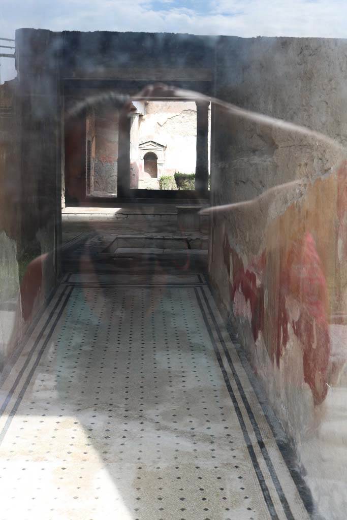 VI.8.5 Pompeii. December 2018.
Looking north along entrance corridor across atrium towards peristyle with lararium.
Photo courtesy of Aude Durand.