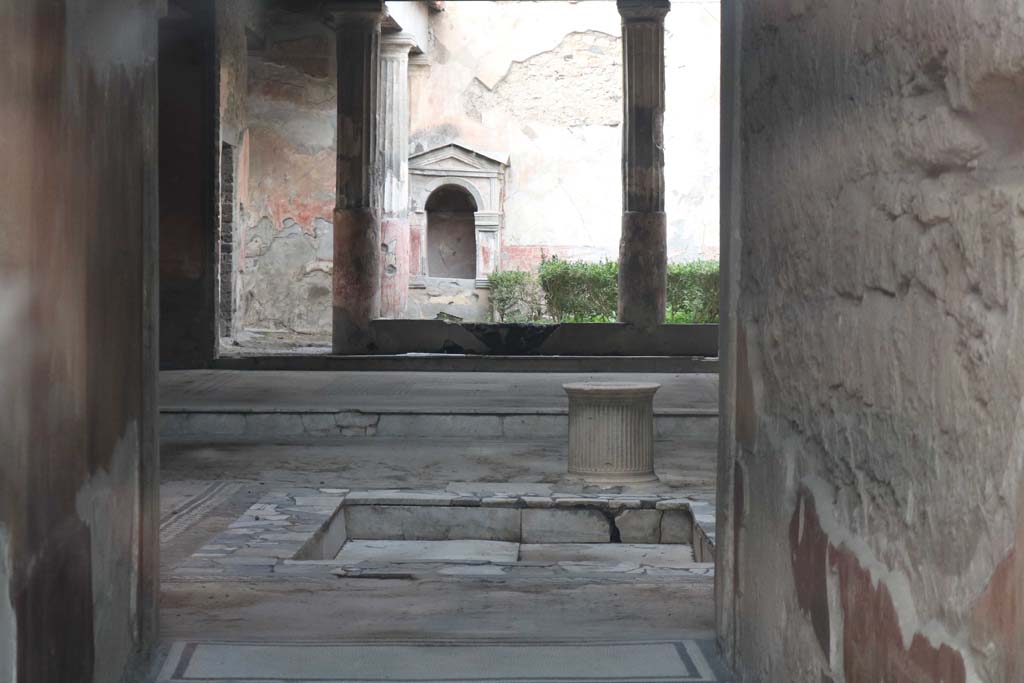 VI.8.5 Pompeii. December 2018.
Looking north across atrium, towards tablinum and garden area with lararium (see VI.8.3). Photo courtesy of Aude Durand.