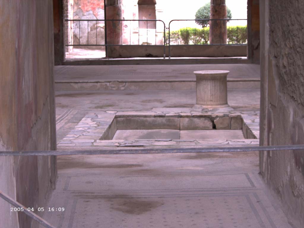 VI.8.5 Pompeii. April 2005.
Looking north from entrance corridor/fauces, across impluvium with puteal, towards tablinum and garden area (at VI.8.3).
Photo courtesy of Klaus Heese.