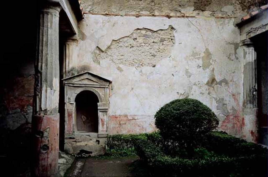 VI.8.5 Pompeii. July 2010. Peristyle and aedicula shrine. Photo courtesy of Rick Bauer.