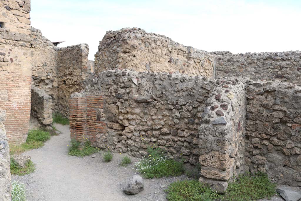 VI.8.8 Pompeii. December 2018.
Looking north-east towards two small rooms at rear, and east wall with niche. Photo courtesy of Aude Durand.