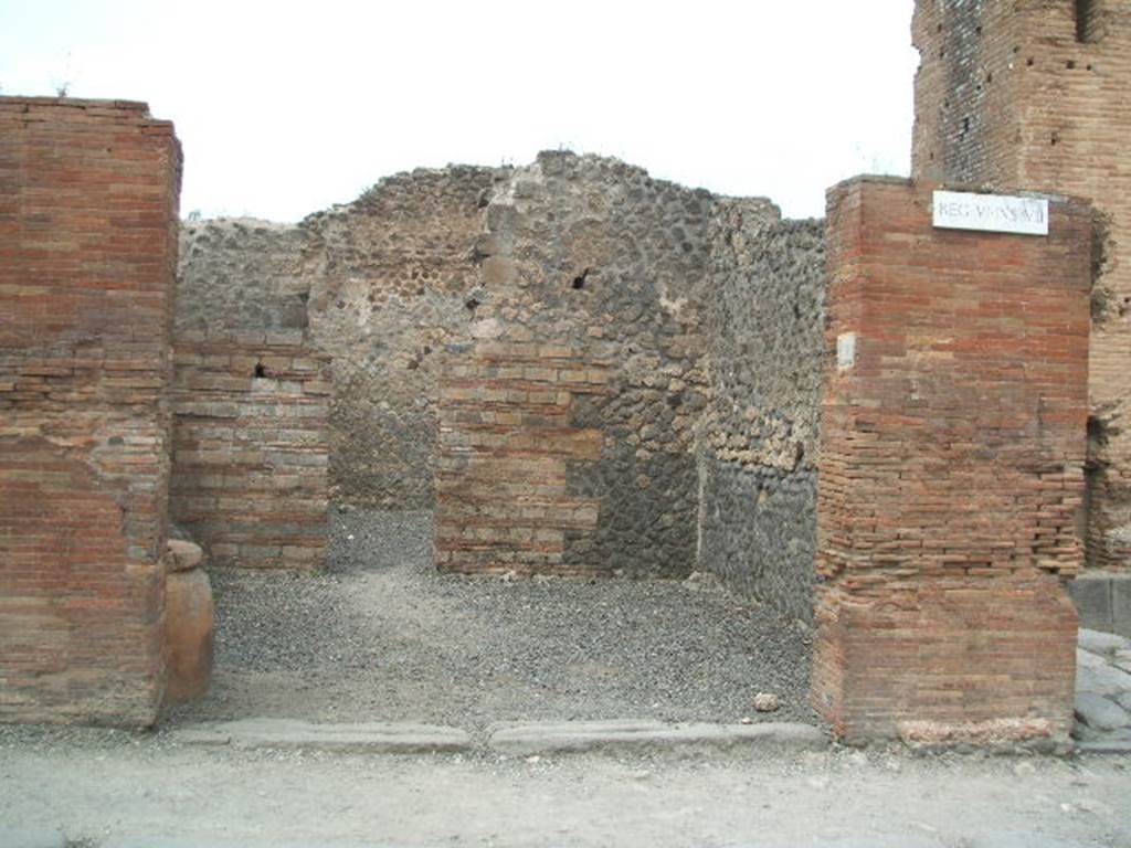 VI.8.11 Pompeii. Shop. May 2005. Entrance.