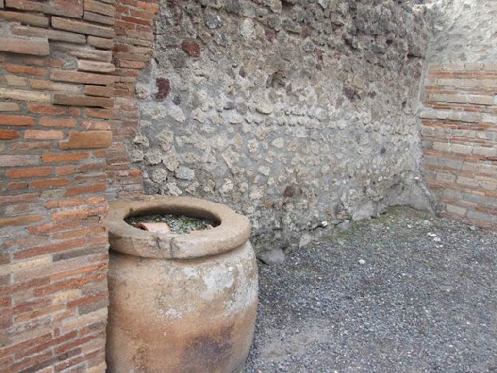 VI.8.11 Pompeii. Shop. December 2007. West wall with Dolium.