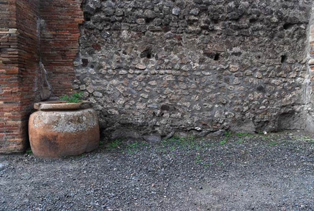 VI.8.11 Pompeii. November 2009. West wall of shop-room. Photo courtesy of Nicolas Monteix.