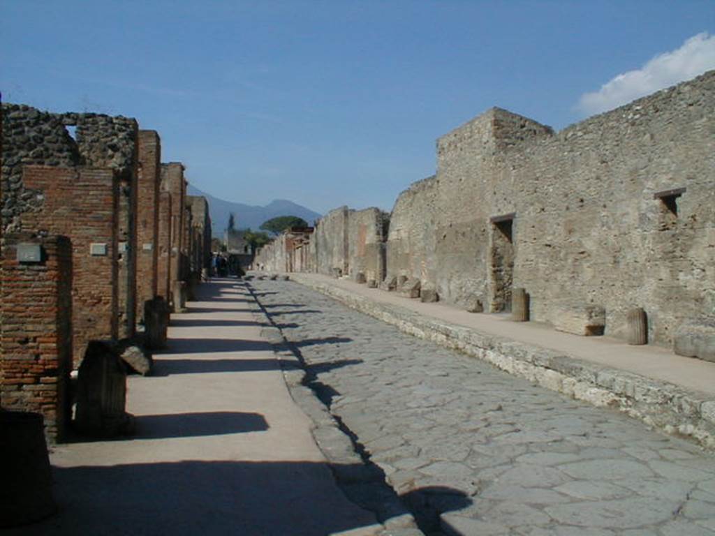 VI.8.12 Pompeii. September 2005. Looking north along Via di Mercurio from near VI.8.12. According to Garcia y Garcia, a bomb fell here in the first bombing raid at about 5 o’clock on 13th September 1943. It fell in the road facing the entrances at VI.8.12 and 13, disrupting the road and pavement for about 3metres. See Garcia y Garcia, L., 2006. Danni di guerra a Pompei. Rome: L’Erma di Bretschneider. (p.76)