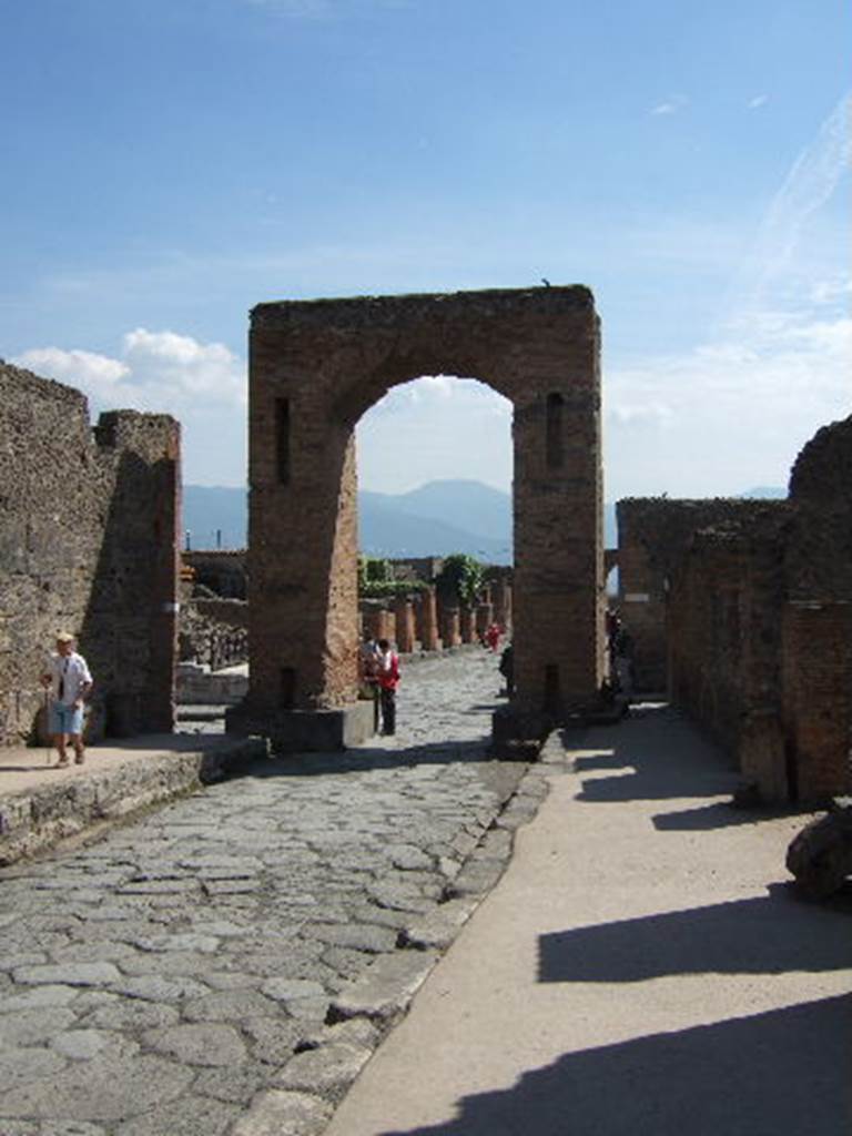 VI.10 Pompeii. September 2005. Via di Mercurio, looking south with VI.8.12 and 13, on right.