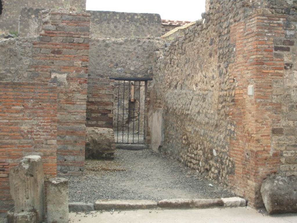 VI.8.13 Pompeii. May 2005. Entrance doorway, looking west.