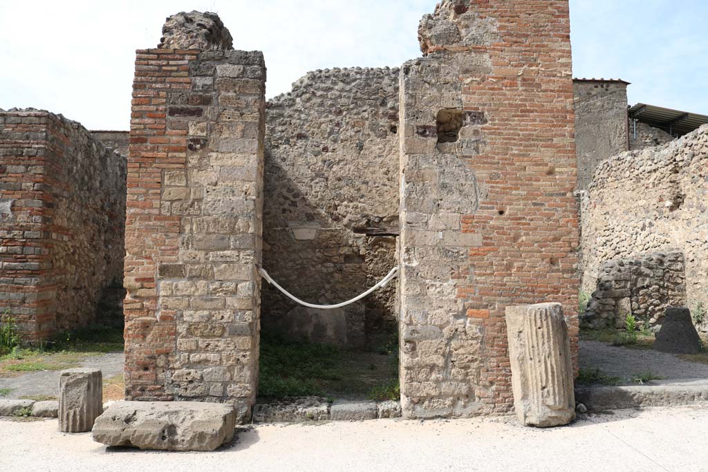 VI.8.14, Pompeii. December 2018. Looking west to entrance on Via di Mercurio. Photo courtesy of Aude Durand.