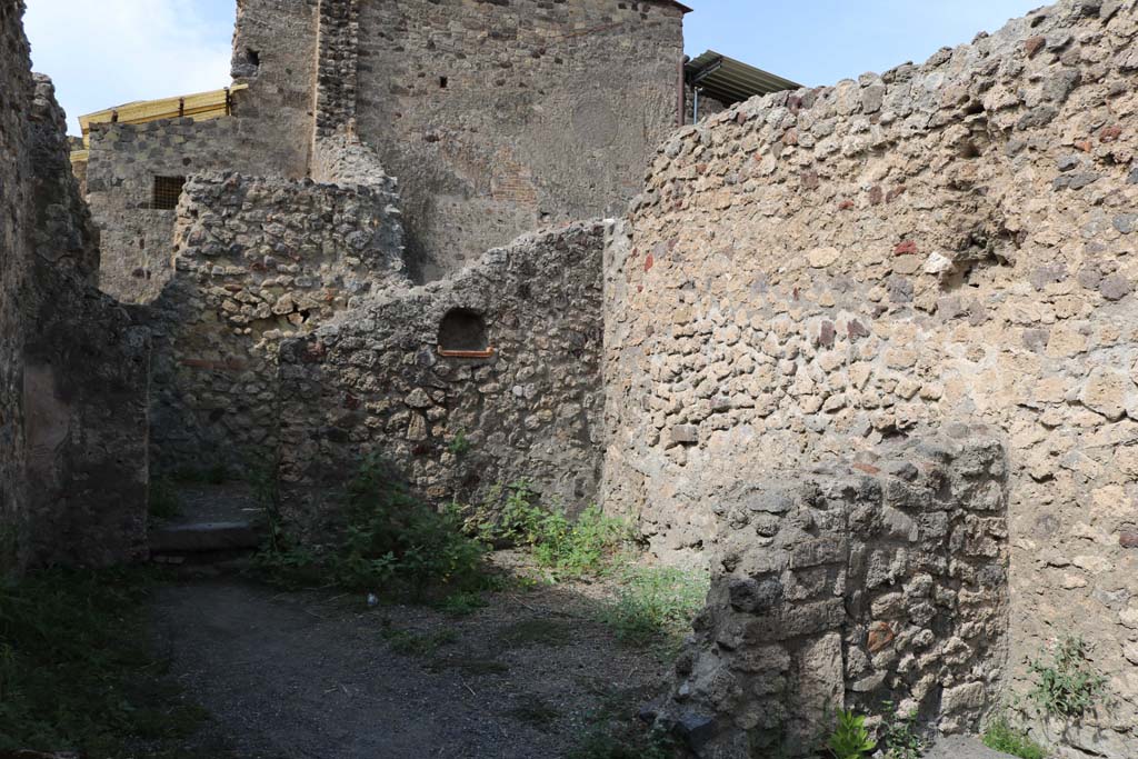 VI.8.15 Pompeii. December 2018.
Looking north-west across middle rear room, with lararium niche and doorway in west wall. Photo courtesy of Aude Durand.