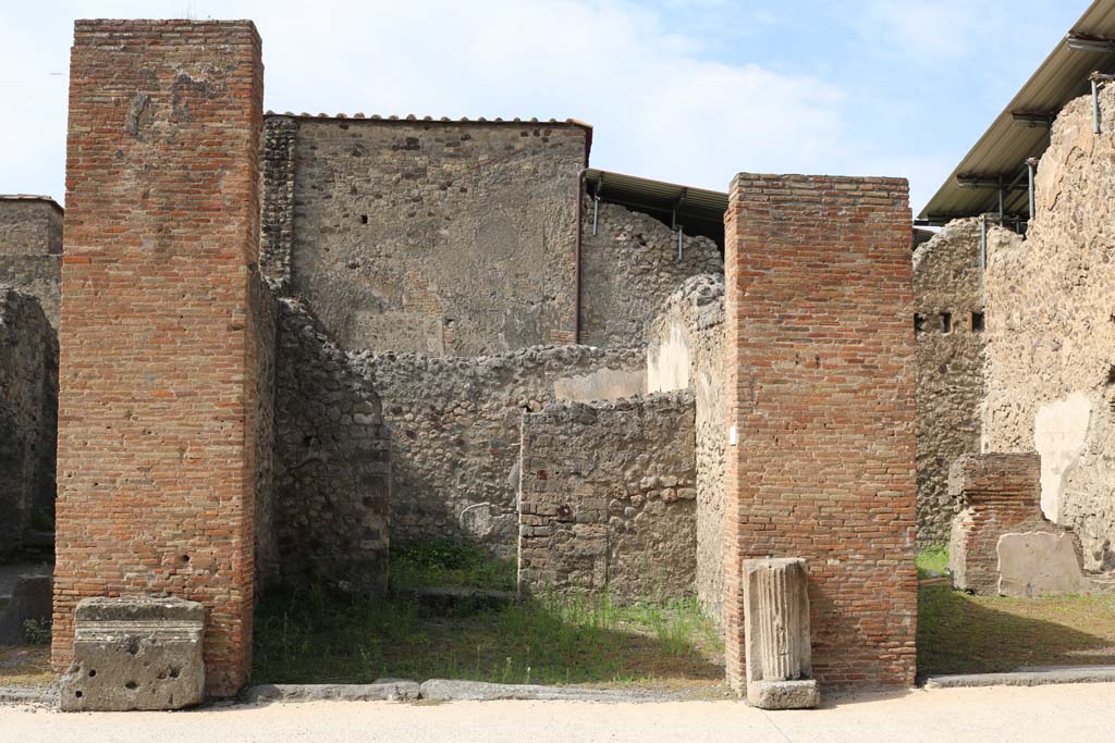 VI.8.16 Pompeii. December 2018. Looking west to entrance doorway. Photo courtesy of Aude Durand.