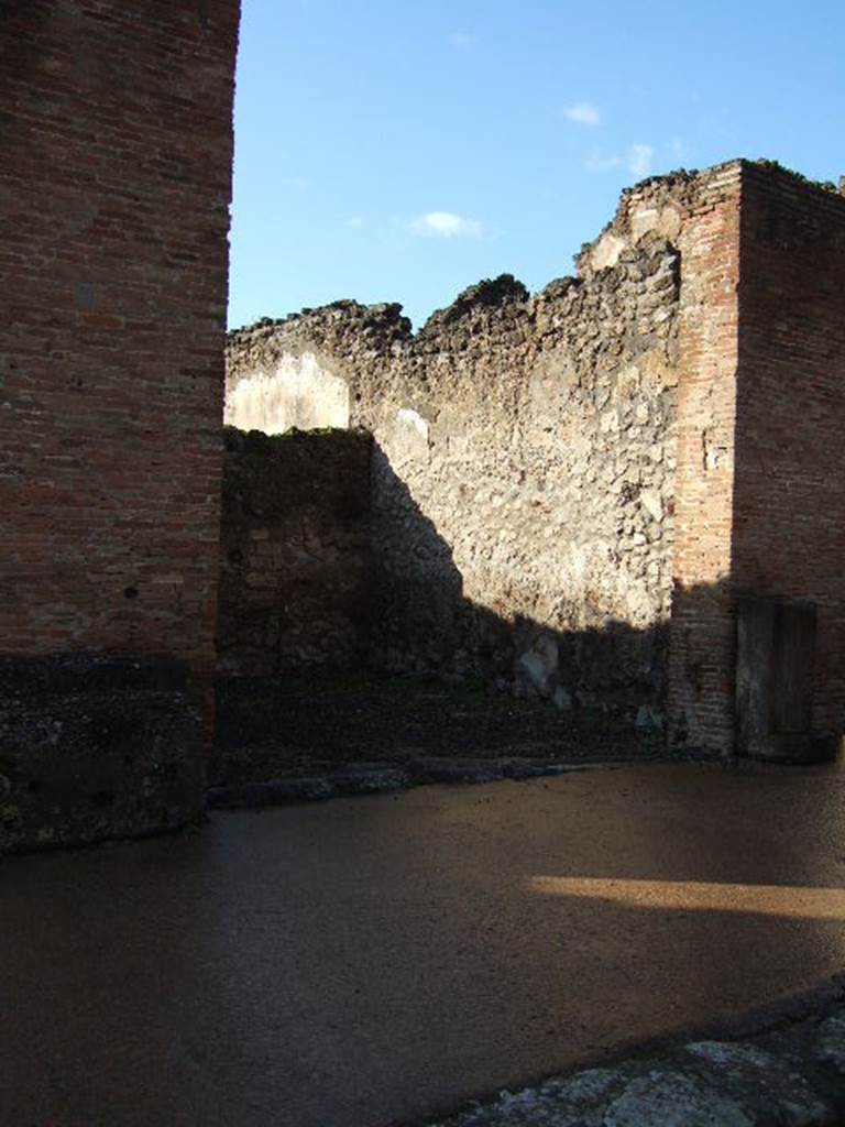 VI.8.16 Pompeii. Shop with dwelling. December 2005. Entrance.