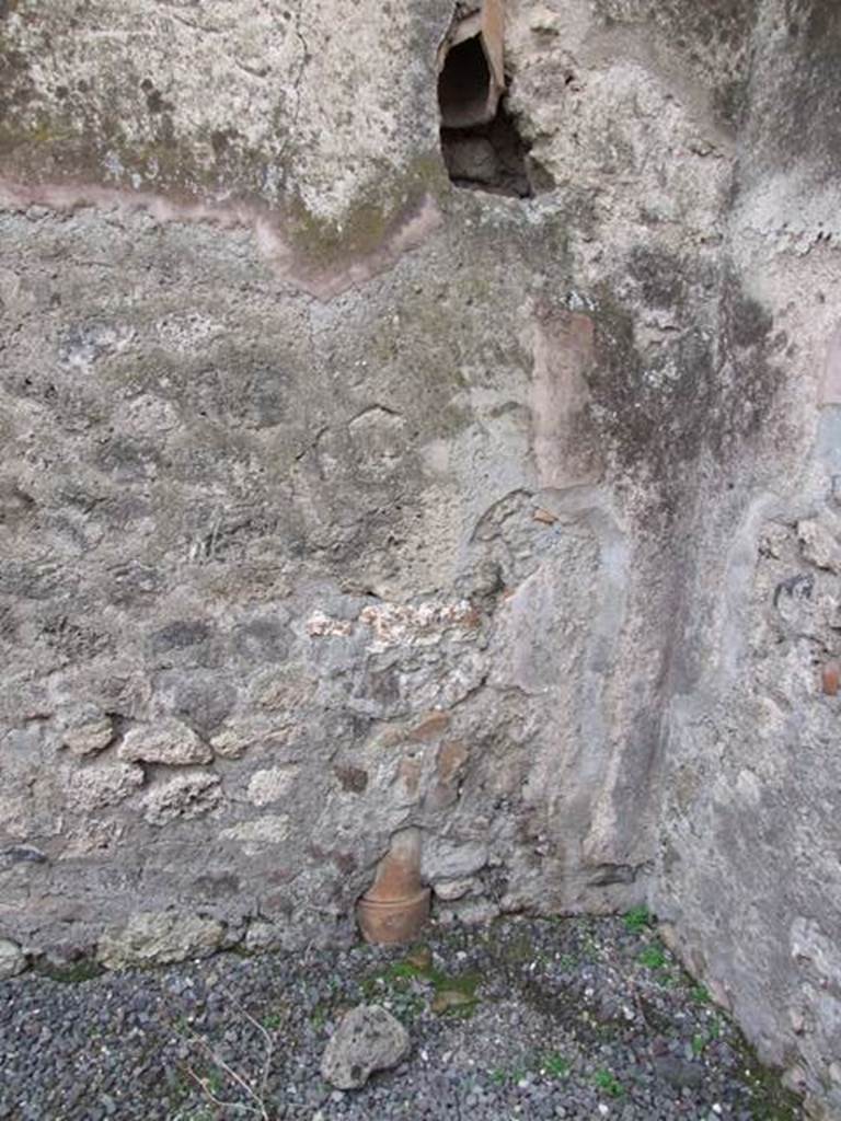 VI.8.19 Pompeii. Shop. December 2007. Bottom part of waste pipe in south wall.