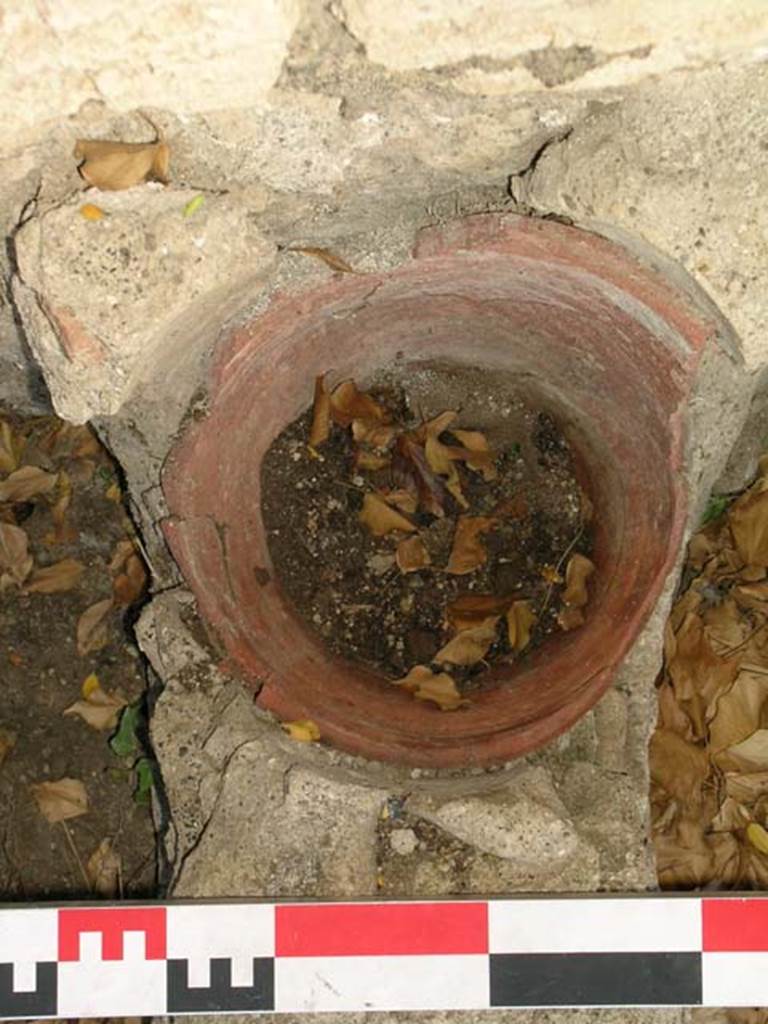 VI.8.20 Pompeii. June 2006. Terracotta pot in wall. Photo courtesy of Nicolas Monteix.