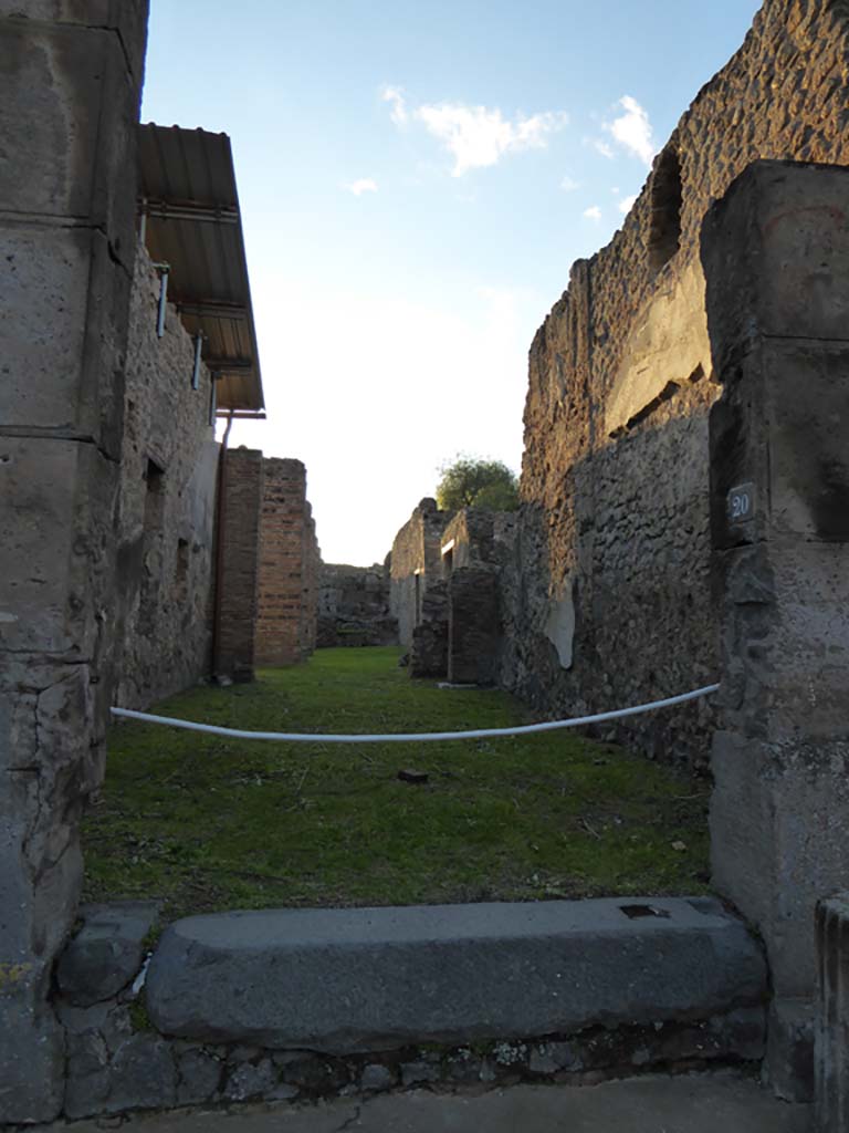 VI.8.20 Pompeii. January 2017. Looking west from entrance doorway.
Foto Annette Haug, ERC Grant 681269 D�COR.
