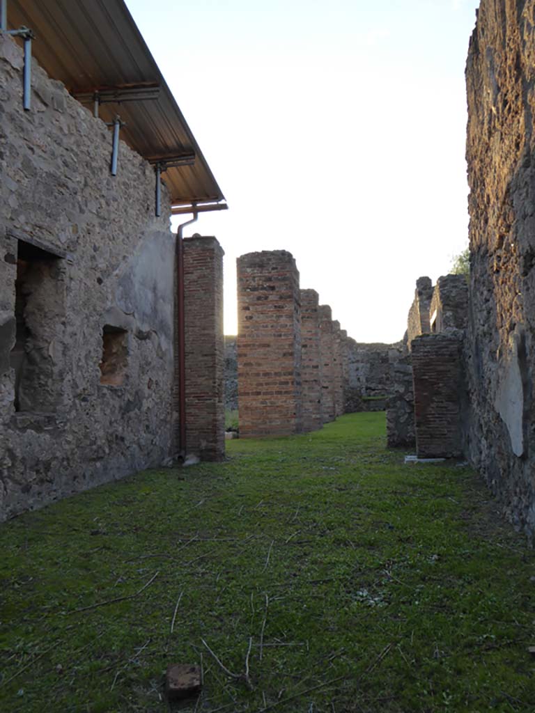 VI.8.20 Pompeii. January 2017. Looking west from entrance corridor towards peristyle area.
Foto Annette Haug, ERC Grant 681269 D�COR.
