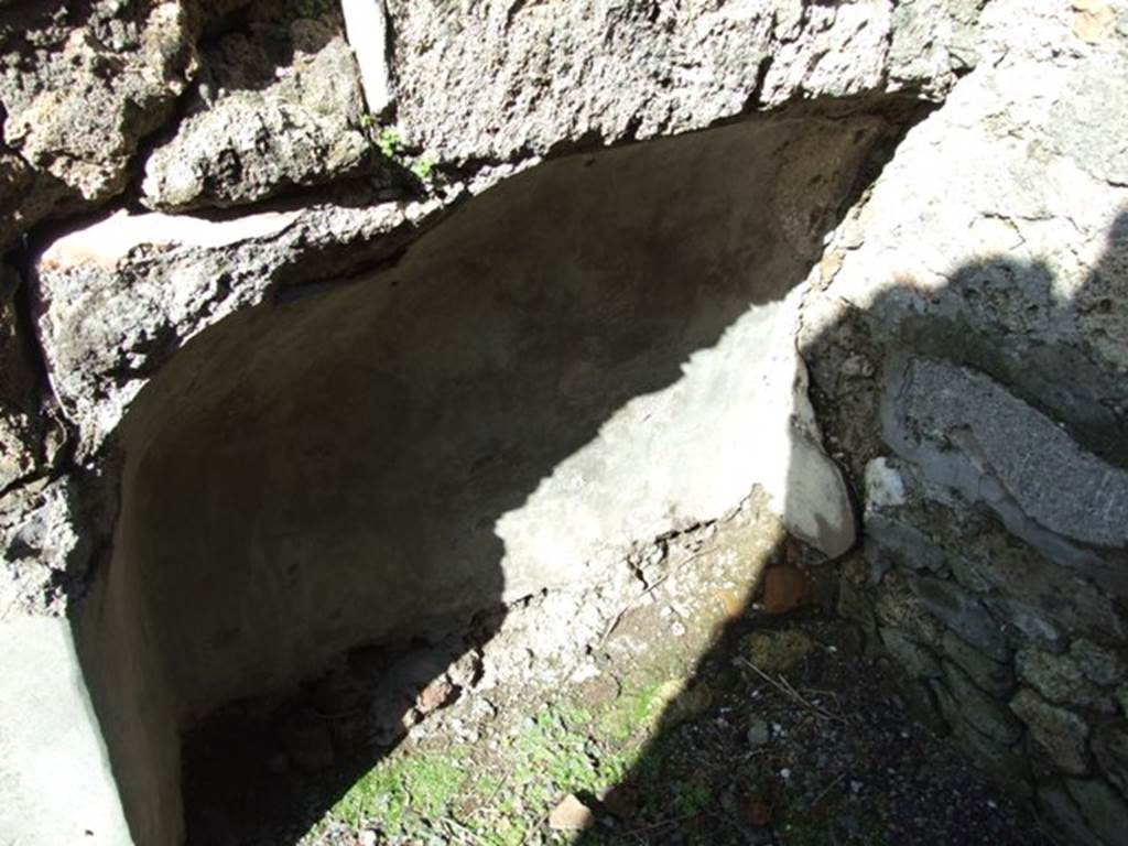 VI.8.21 Pompeii. March 2009. North wall and recess under stairs in room on north side of vestibule.