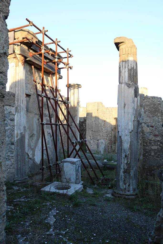 VI.8.21 Pompeii. December 2018.
Looking east from tablinum, across impluvium in atrium. Photo courtesy of Aude Durand.