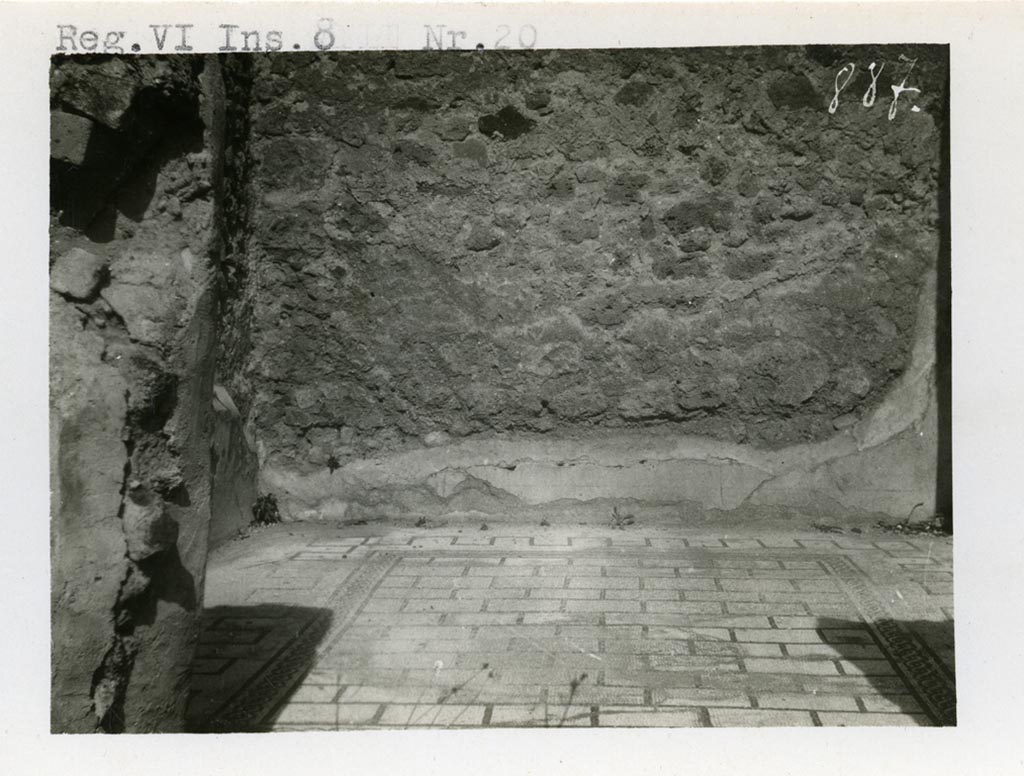 VI.8.21 Pompeii but numbered as VI.8.20 on photo. Pre-1937-39. Looking north across tablinum flooring.
Photo courtesy of American Academy in Rome, Photographic Archive. Warsher collection no. 887.