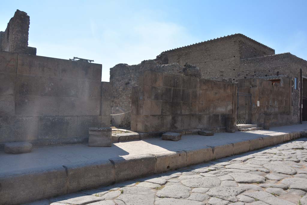 VI.8.21 Pompeii, on left of centre. July 2017. Doorway on west side of Via di Mercurio, in centre, with VI.8.22, centre right.
Foto Annette Haug, ERC Grant 681269 DÉCOR.