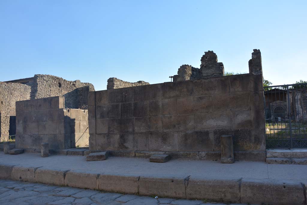 VI.8.21 Pompeii, centre left. July 2017.
Exterior wall on north side of doorway on left, and VI.8.22, on right, on west side of Via di Mercurio.
Foto Annette Haug, ERC Grant 681269 DÉCOR.