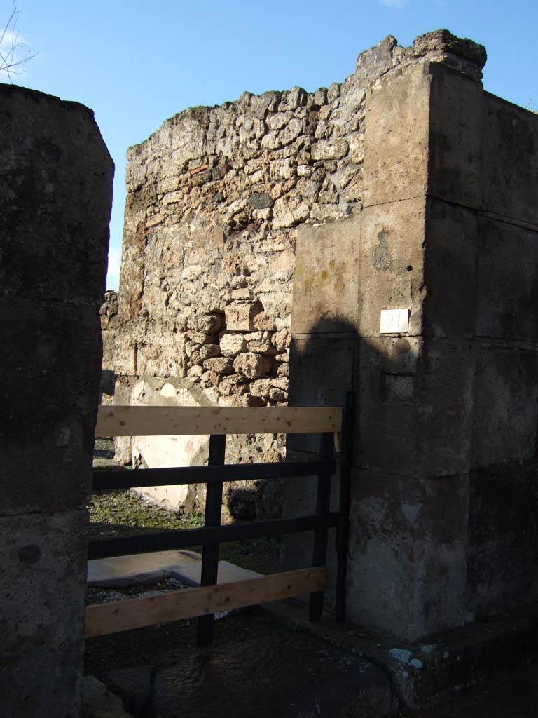 VI.8.21 Pompeii. December 2005. Looking towards north side of entrance doorway.