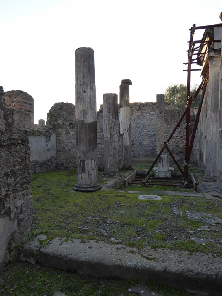 VI.8.21 Pompeii. January 2017. Looking towards south side of atrium, from entrance doorway.
Foto Annette Haug, ERC Grant 681269 DÉCOR.
