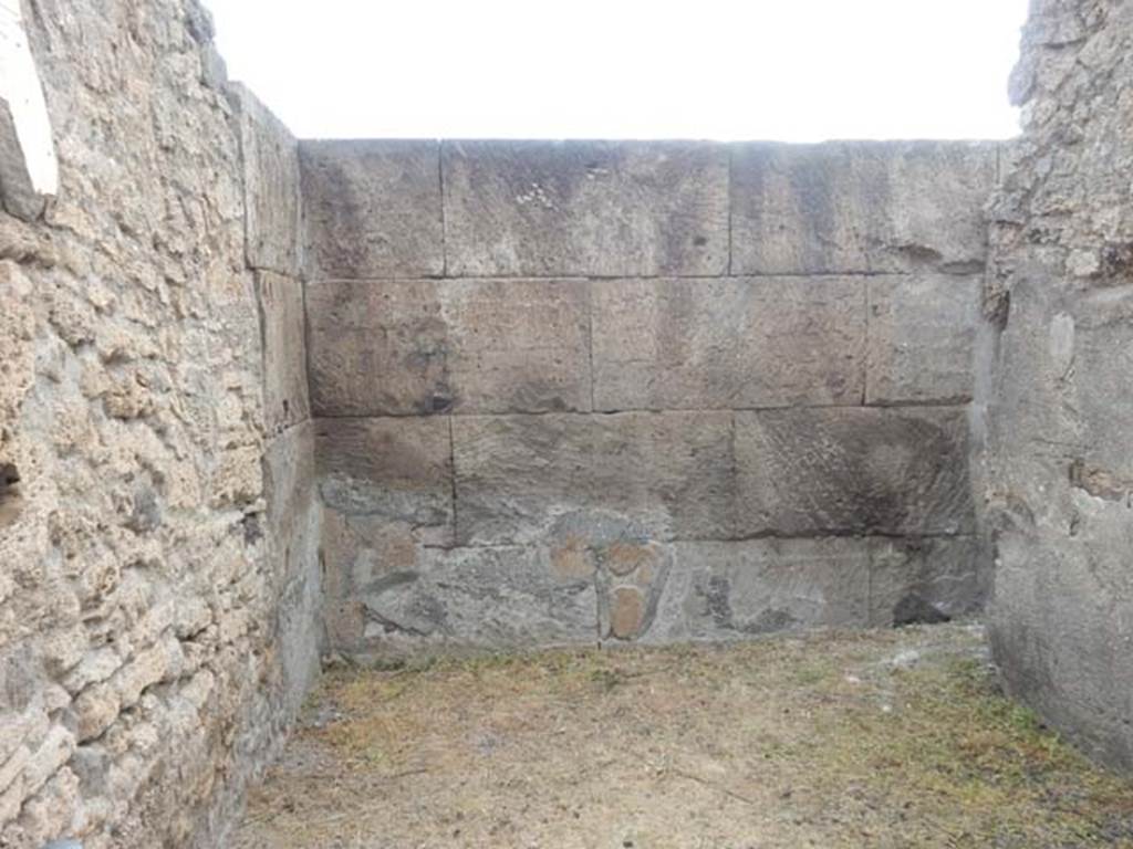 VI.8.22 Pompeii. May 2017. East wall of room 2, on south side of entrance.
Photo courtesy of Buzz Ferebee.