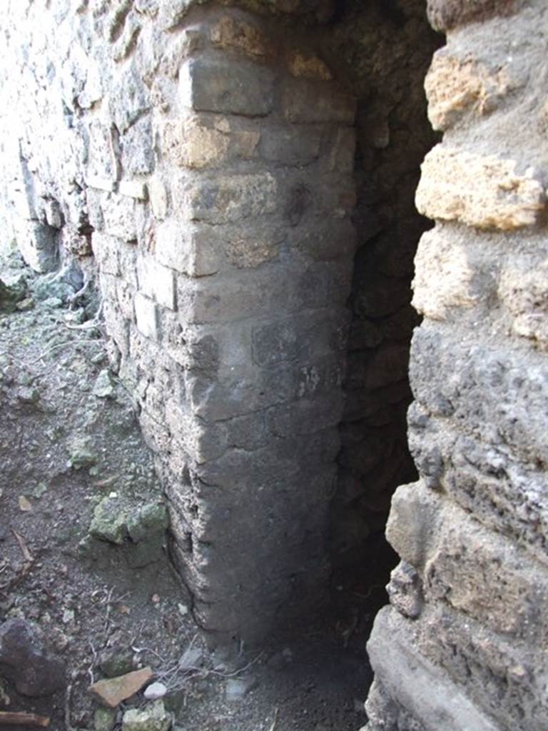 VI.8.22 Pompeii. March 2009. Room 7. Door in south wall, from corridor. Looking east.