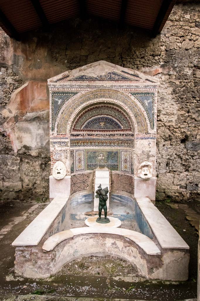 VI.8.22 Pompeii. January 2019.
Large mosaic aedicula fountain with statuette. Photo courtesy of Johannes Eber.