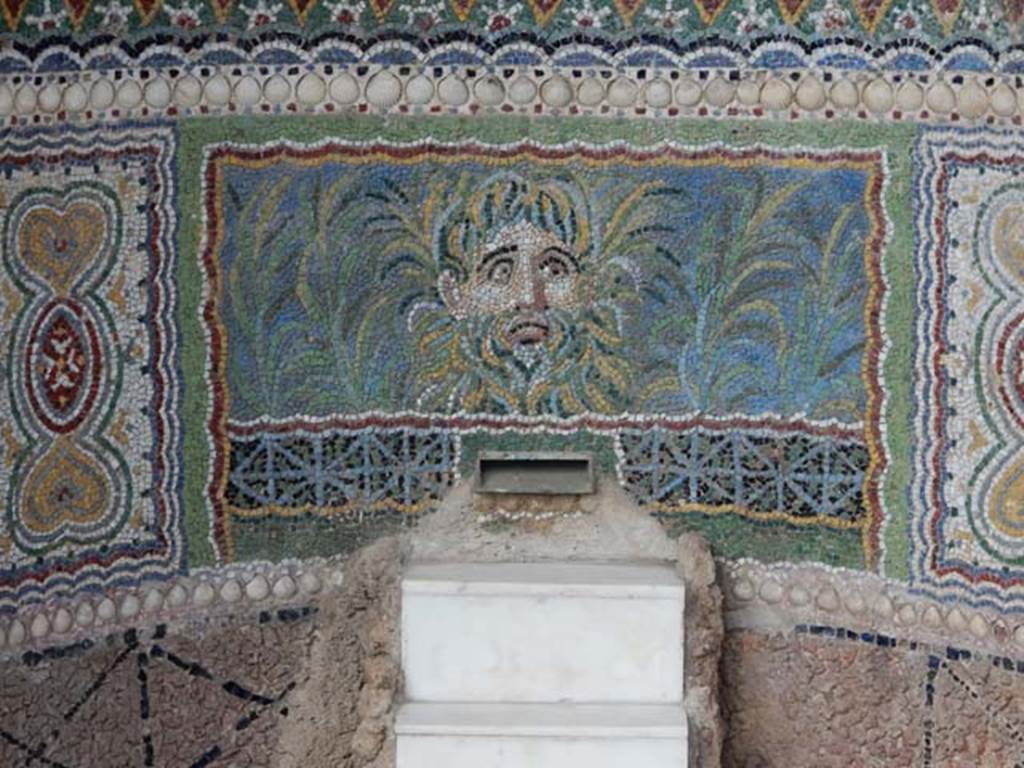 VI.8.22 Pompeii. May 2017. Detail from centre panel of a mask of a river god surrounded by plants. Photo courtesy of Buzz Ferebee.