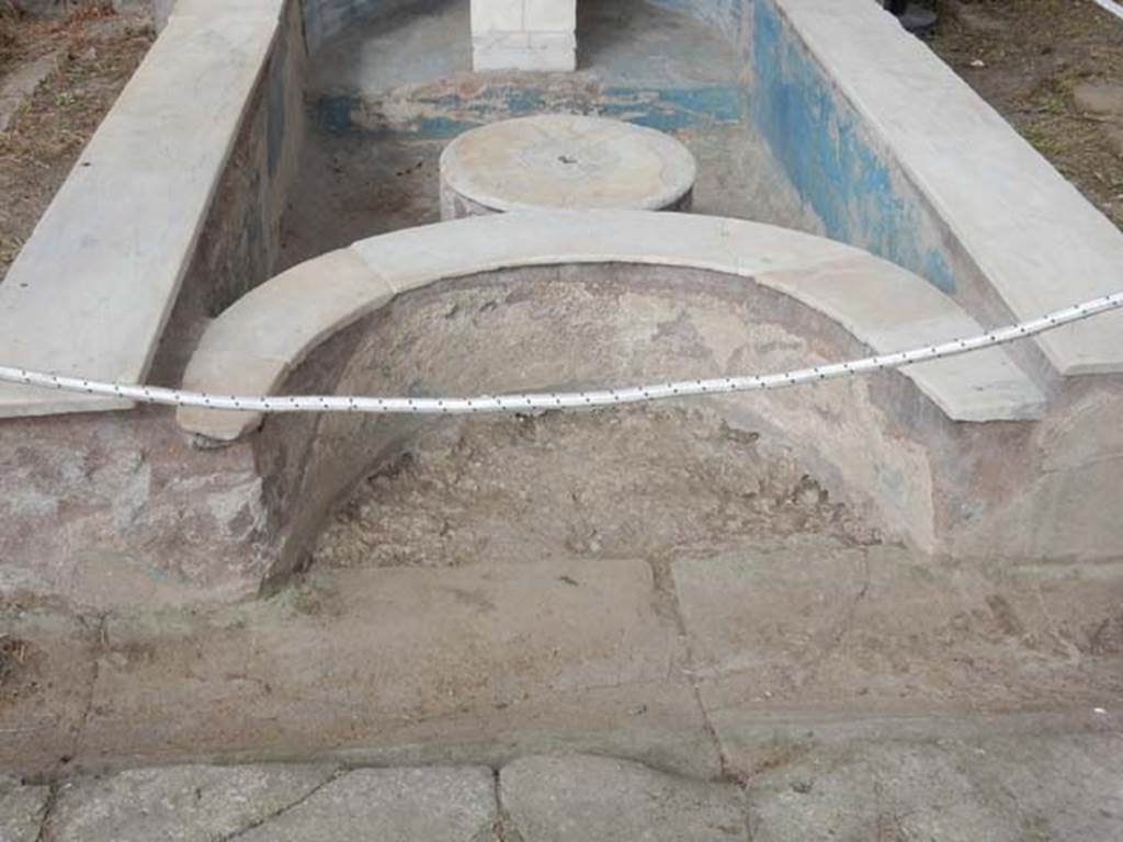 VI.8.22 Pompeii. May 2017. East end of pool of large fountain topped with white marble, with the remains of blue paint on the walls, after restoration. Photo courtesy of Buzz Ferebee.
