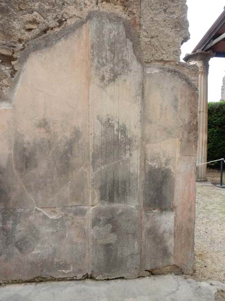 VI.8.22 Pompeii. May 2017. Triclinium, detail of west end of south wall, near doorway to portico of peristyle. Photo courtesy of Buzz Ferebee.