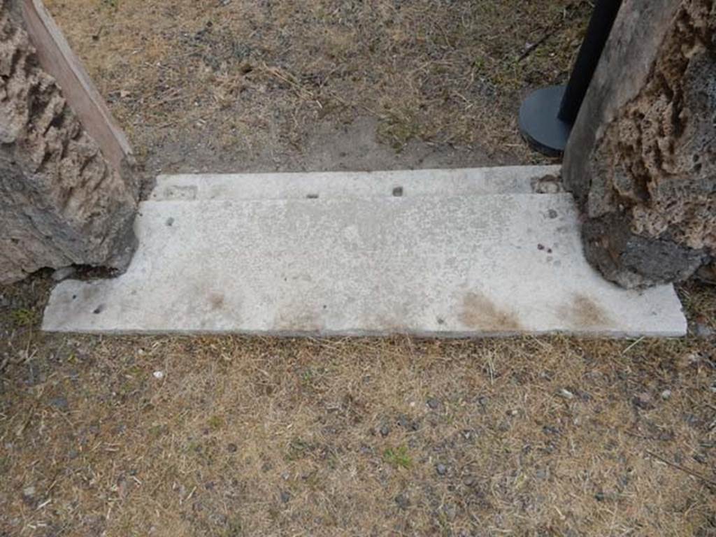 VI.8.22 Pompeii. May 2017. Room 19, threshold of doorway, looking east. Photo courtesy of Buzz Ferebee.