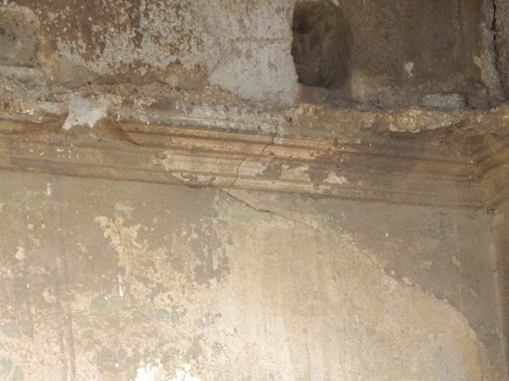 VI.8.22 Pompeii. May 2017. Room 19, detail of stucco cornice at east end of north wall. Photo courtesy of Buzz Ferebee.