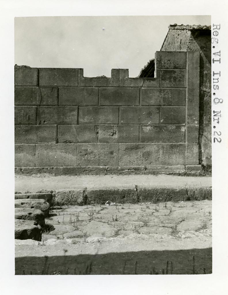VI.8.22 Pompeii. Pre-1937-39. Wall on right (north) side of entrance doorway.
Photo courtesy of American Academy in Rome, Photographic Archive. Warsher collection no. 1785.