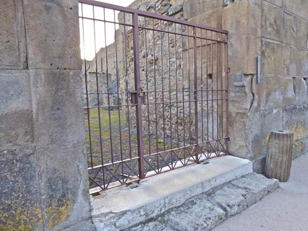 VI.8.22 Pompeii. October 2014. Entrance doorway on Via Mercurio. Photo courtesy of Michael Binns.