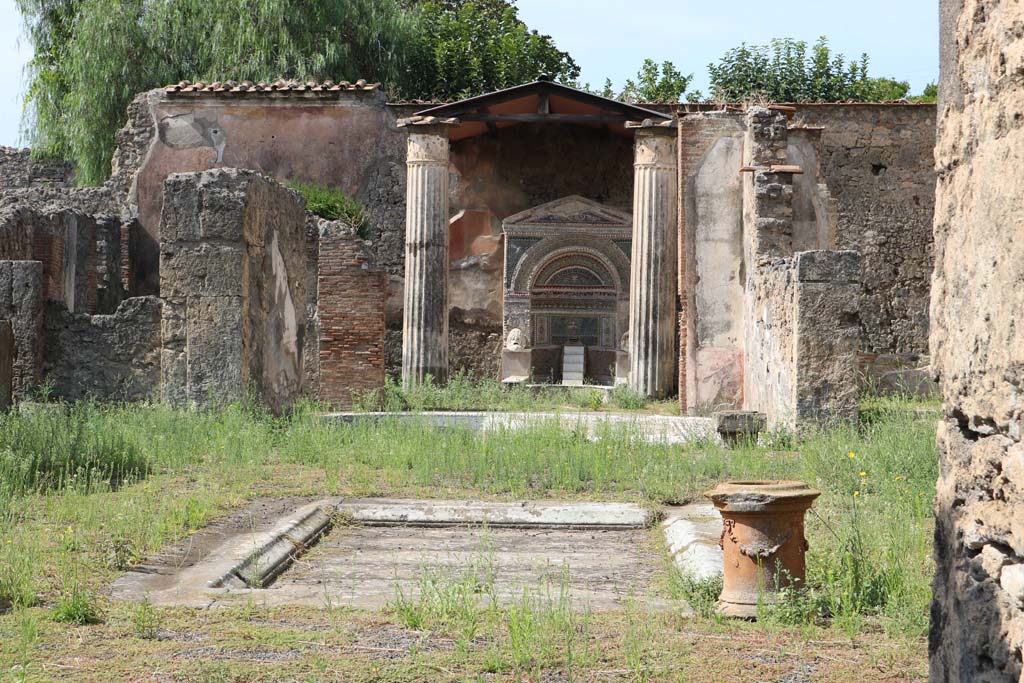 VI.8.22 Pompeii. December 2018.
Looking west from entrance corridor, across atrium and impluvium. Photo courtesy of Aude Durand.