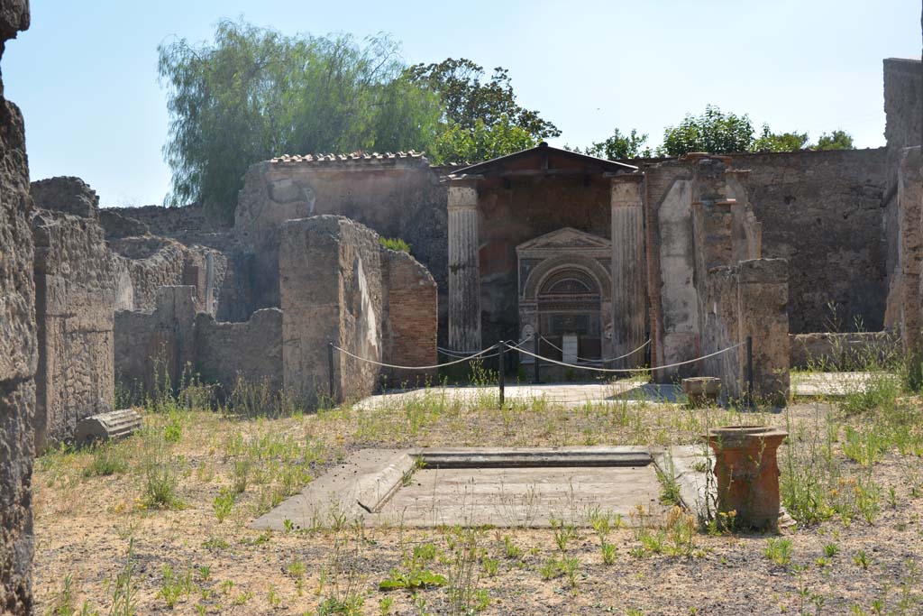 VI.8.22 Pompeii. July 2017. Looking west from entrance corridor, across impluvium in atrium.
Foto Annette Haug, ERC Grant 681269 DÉCOR.
