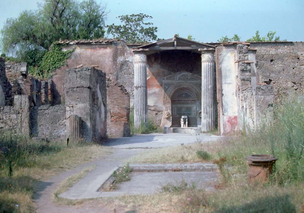 VI.8.22 Pompeii. August 1976. Looking west across atrium.
Photo courtesy of Rick Bauer, from Dr George Fay’s slides collection.