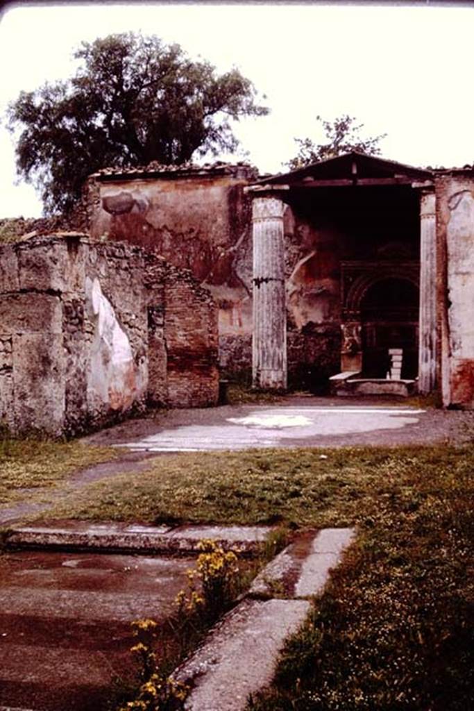 VI.8.22 Pompeii. 1964. Looking west across atrium and impluvium towards tablinum. Photo by Stanley A. Jashemski.
Source: The Wilhelmina and Stanley A. Jashemski archive in the University of Maryland Library, Special Collections (See collection page) and made available under the Creative Commons Attribution-Non Commercial License v.4. See Licence and use details.
J64f1027