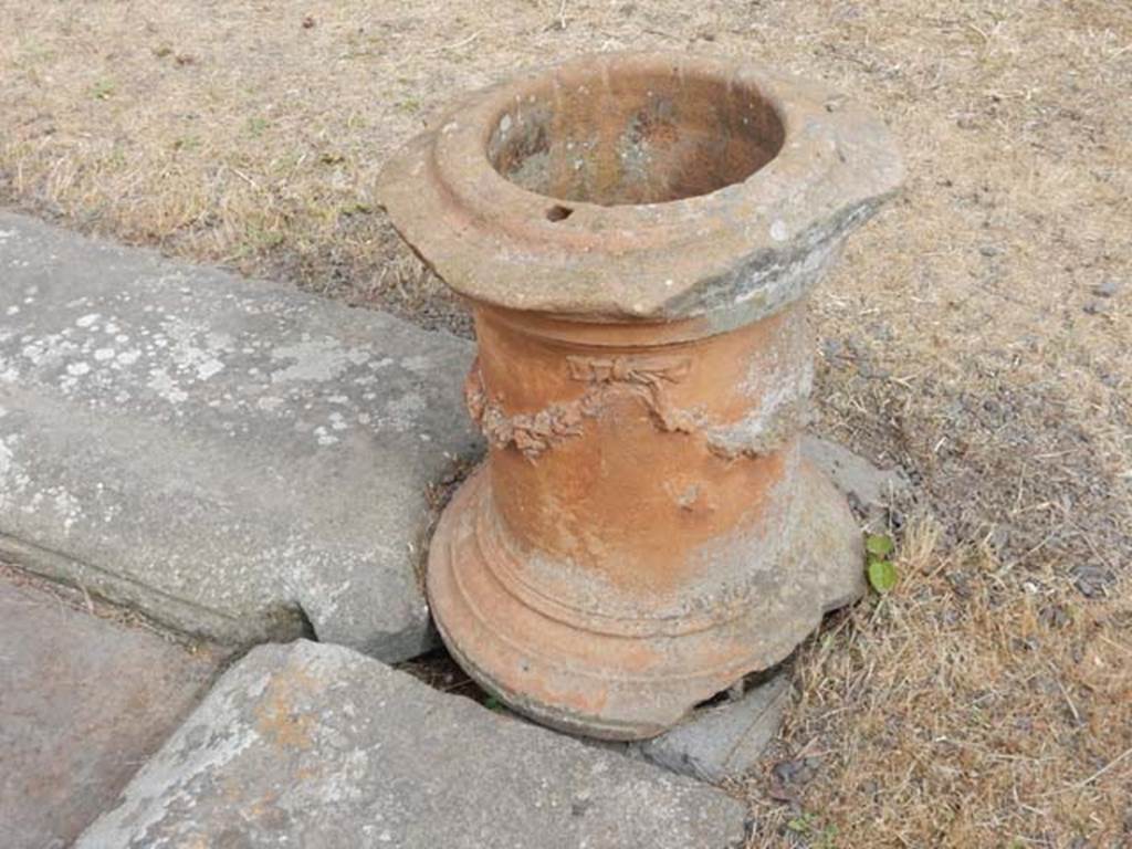 VI.8.22 Pompeii. May 2017. South side view of terracotta puteal on north-east corner of impluvium.
Photo courtesy of Buzz Ferebee.