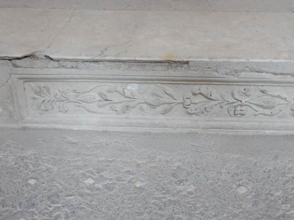 VI.8.23 Pompeii. May 2017. Detail of decorated step. Photo courtesy of Buzz Ferebee.