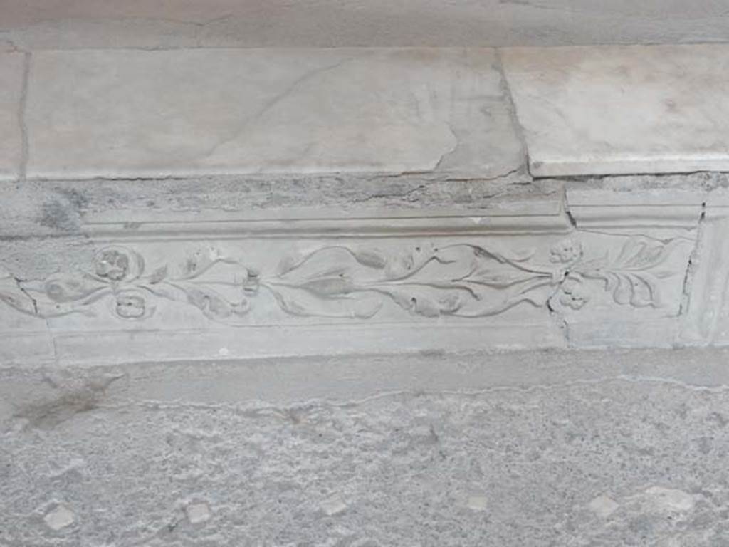 VI.8.23 Pompeii. May 2017. Detail of decorated step. Photo courtesy of Buzz Ferebee.