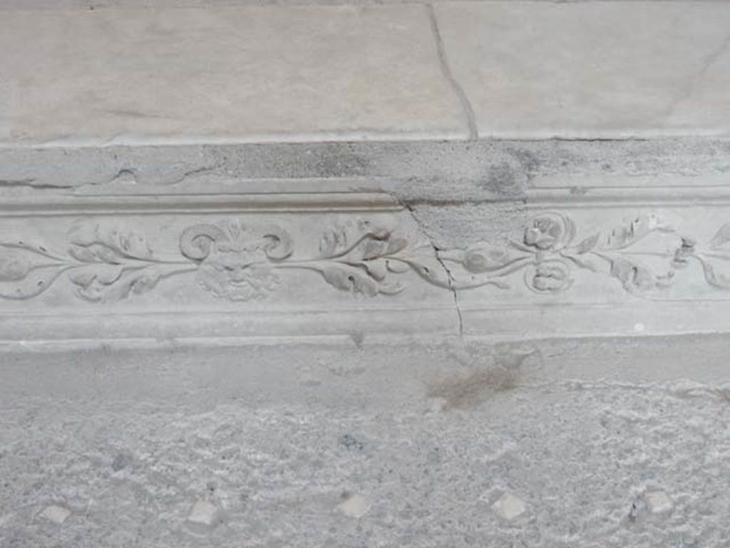 VI.8.23 Pompeii. May 2017. Detail of decorated step. Photo courtesy of Buzz Ferebee.