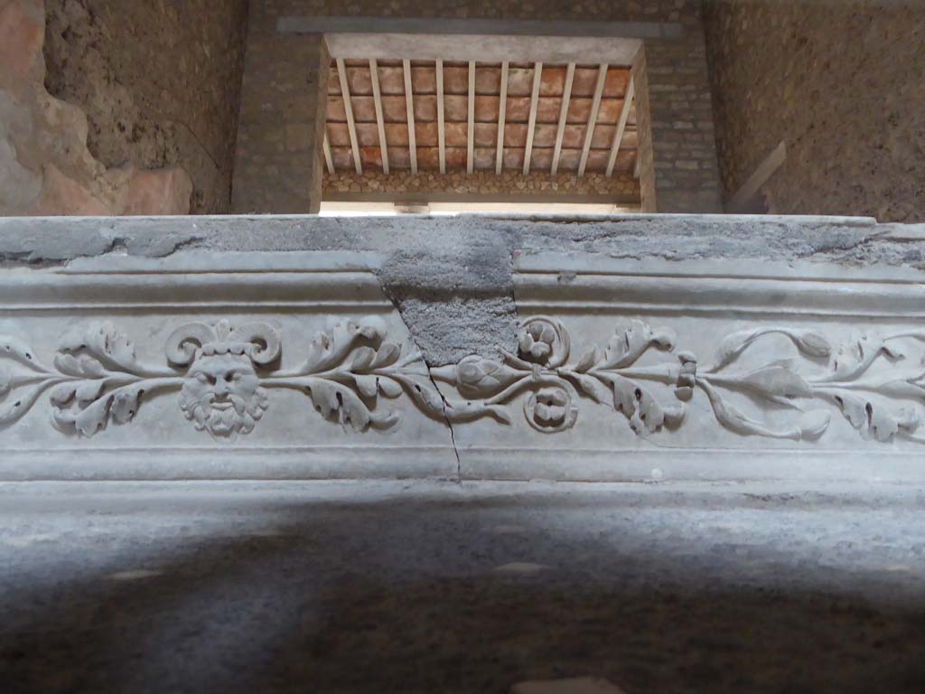 VI.8.23 Pompeii. September 2017. Detail from centre of decorated step.
Foto Annette Haug, ERC Grant 681269 DÉCOR.