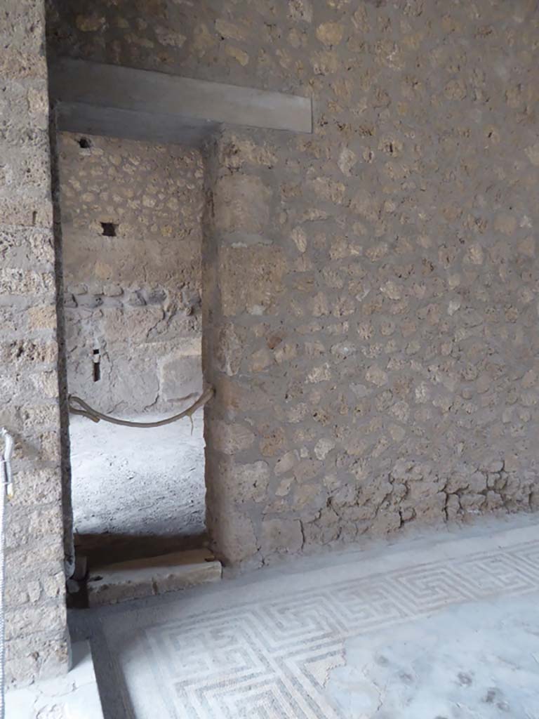 VI.8.23 Pompeii. September 2017. Doorway in north wall of tablinum, at west end.
Foto Annette Haug, ERC Grant 681269 DÉCOR.