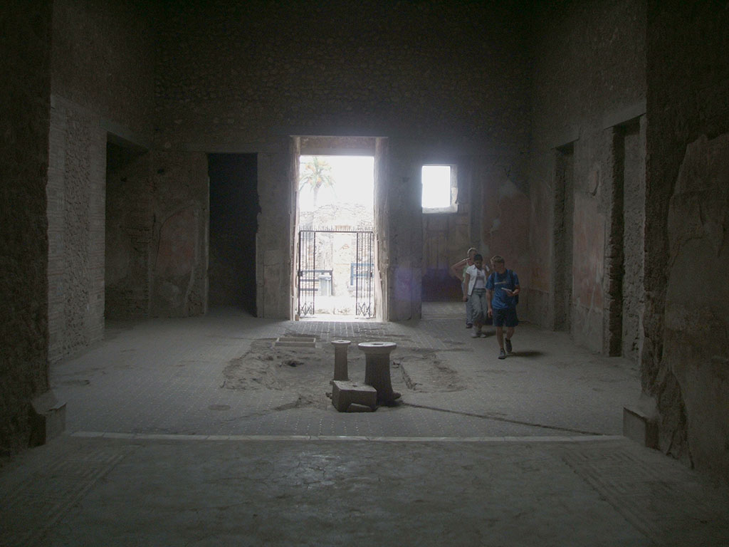 VI.8.23 Pompeii. May 2005. Looking east from the tablinum across the atrium to the entrance.