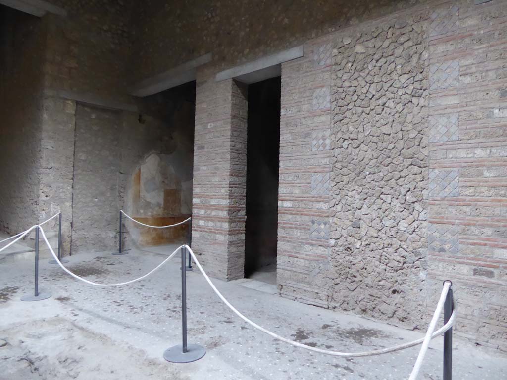 VI.8.23 Pompeii. September 2017. North-west corner of atrium, with doorways to north ala and room on its east side.
Foto Annette Haug, ERC Grant 681269 DÉCOR.
