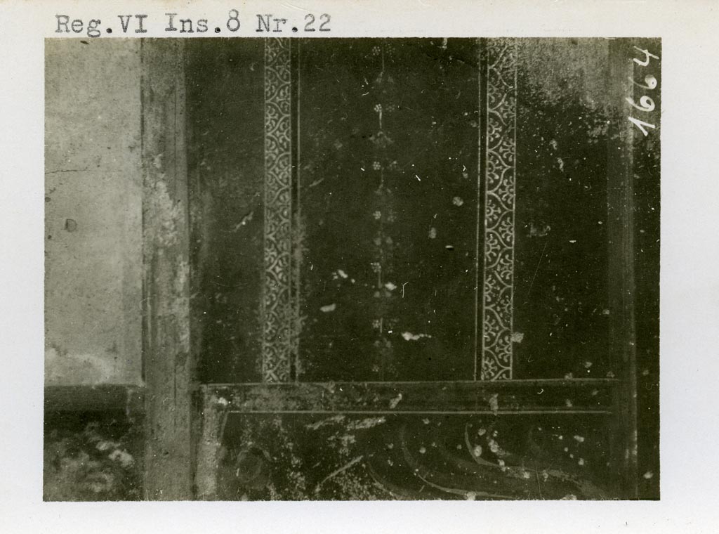 VI.8.23 Pompeii but shown as VI.8.22 on photo. Pre-1937-39. Detail of wall decoration on east wall of north ala.
Photo courtesy of American Academy in Rome, Photographic Archive. Warsher collection no. 1664.